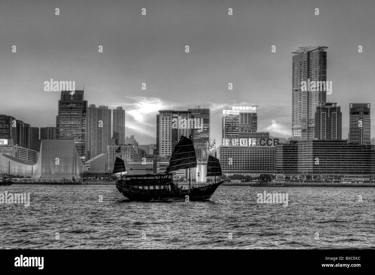 Hong Kong Junk-Trips, auf Victoria Harbour Hafen mit Skyline von Kowloon in den Hintergrund ikonischen Augen Stockfoto