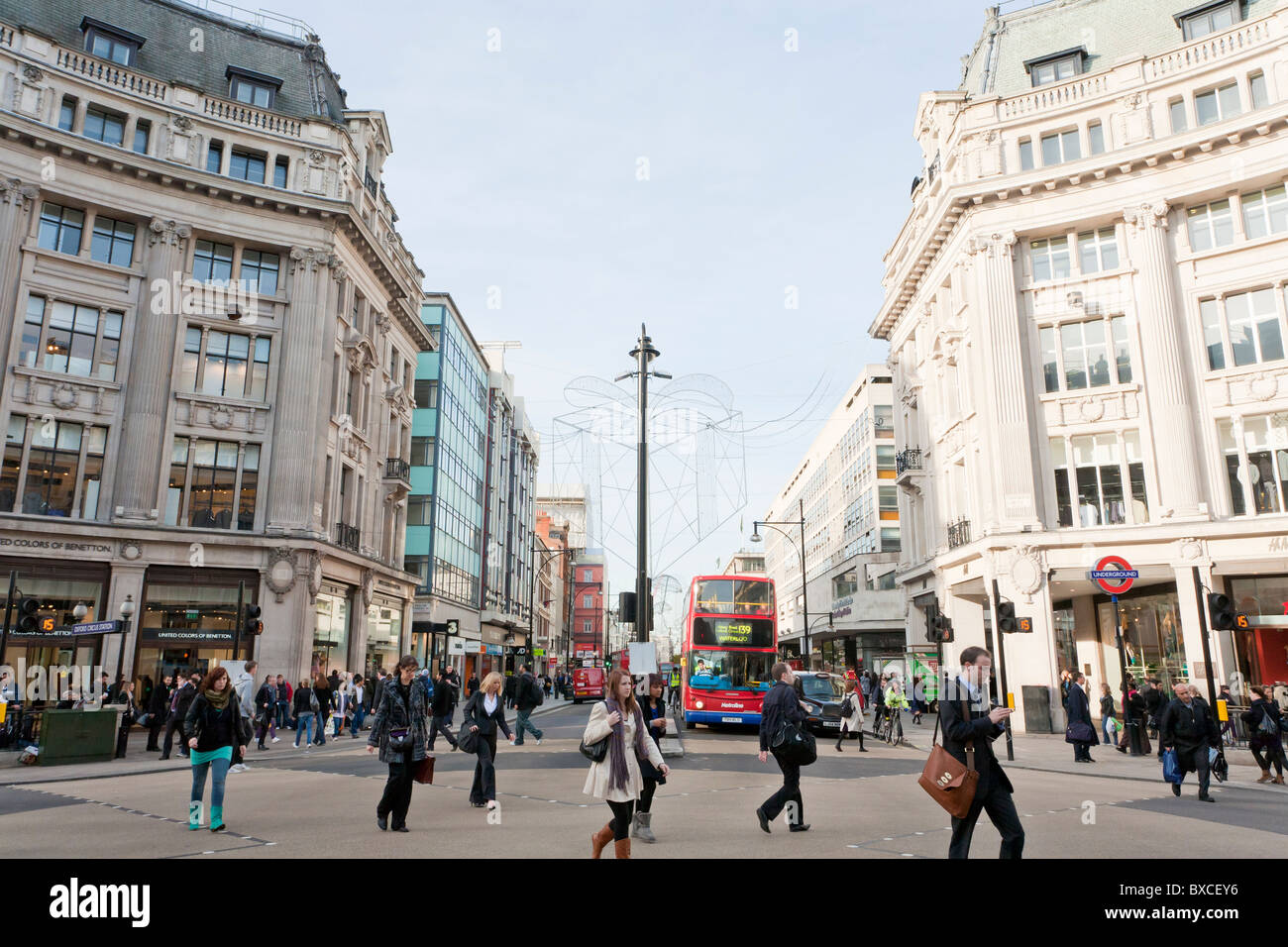FUßGÄNGER, VERKEHR, OXFORD STREET, OXFORD CIRCUS, LONDON, ENGLAND, GROßBRITANNIEN Stockfoto