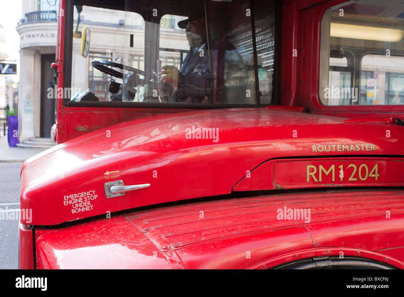 ALTEN DOPPELDECKER BUS, FAHRER, LONDON, ENGLAND, GROßBRITANNIEN Stockfoto
