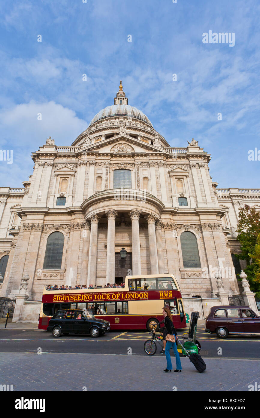 DOPPELTE DECKER BUS, STADTRUNDFAHRT, ST. PAUL S CATHEDRAL, LONDON, ENGLAND, GROßBRITANNIEN Stockfoto
