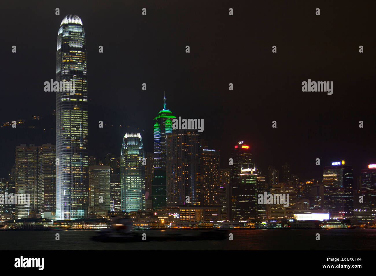 Die erstaunliche Hong Kong Skyline wie gesehen von Kowloon in der Nacht. Die imposante Strukturen gehören zwei Ifc Türme & The Centre Stockfoto