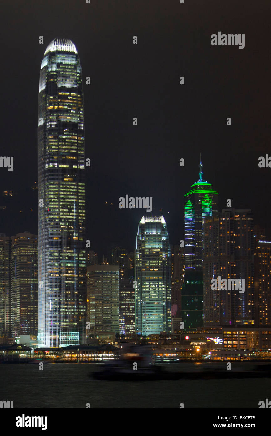 Die erstaunliche Hong Kong Skyline wie gesehen von Kowloon in der Nacht. Die imposante Strukturen umfassen die Ifc Türme & The Centre Stockfoto