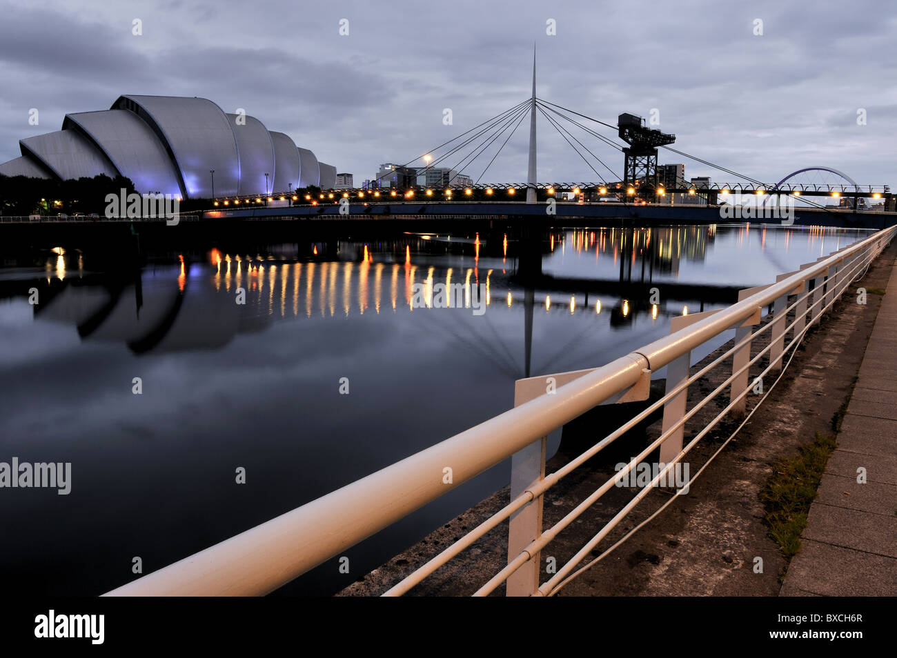 SECC (Gürteltier), Glocken-Brücke, Finnieston Crane und Clyde Arc spiegelt sich in den Fluss Clyde in Glasgow am Abend Stockfoto