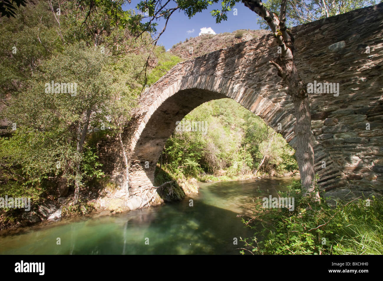 Cassibrós Brücke, Route des mittelalterlichen Brücken, natürlichen Park von Alt Pirineu, Cardós Tal, Lleida, Spanien Stockfoto