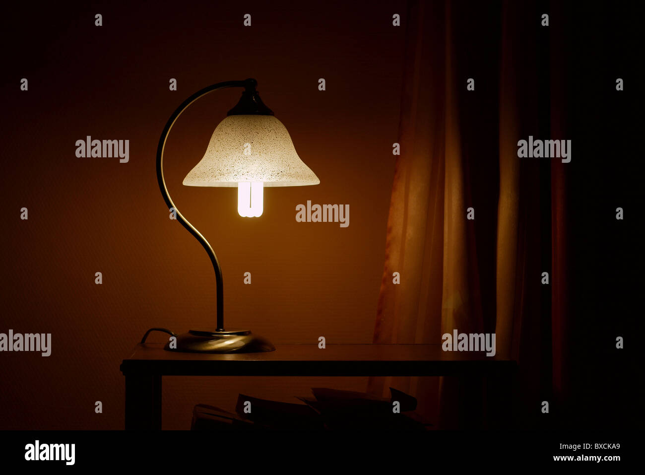 Kleine Lampe im Dunkeln Stockfoto