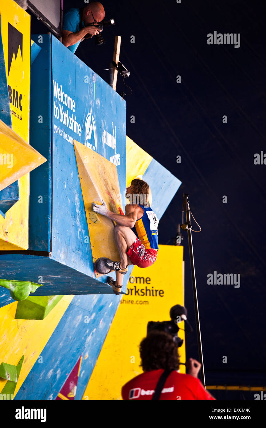 Mykhaylo Shalagin, der ukrainische Sportkletterer konkurriert im IFSC Boulder World Cup 2010 in Sheffield. Stockfoto