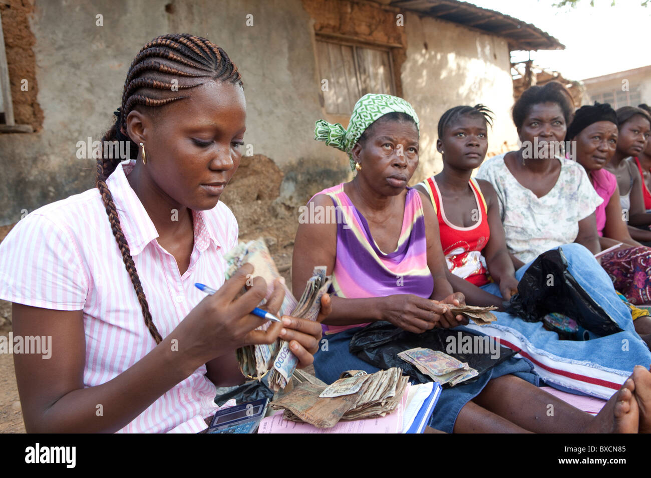 Frauen zählen Bargeld nach Erhalt Mikrofinanz Darlehen in Freetown, Sierra Leone, Westafrika. Stockfoto