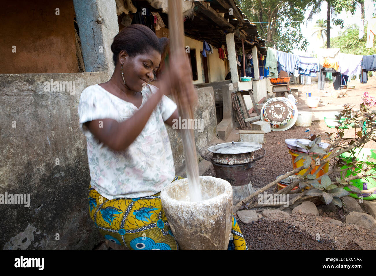 Frau Margaret Cole hat eine Seifenherstellung Geschäft in Freetown, Sierra Leone, Westafrika. Stockfoto