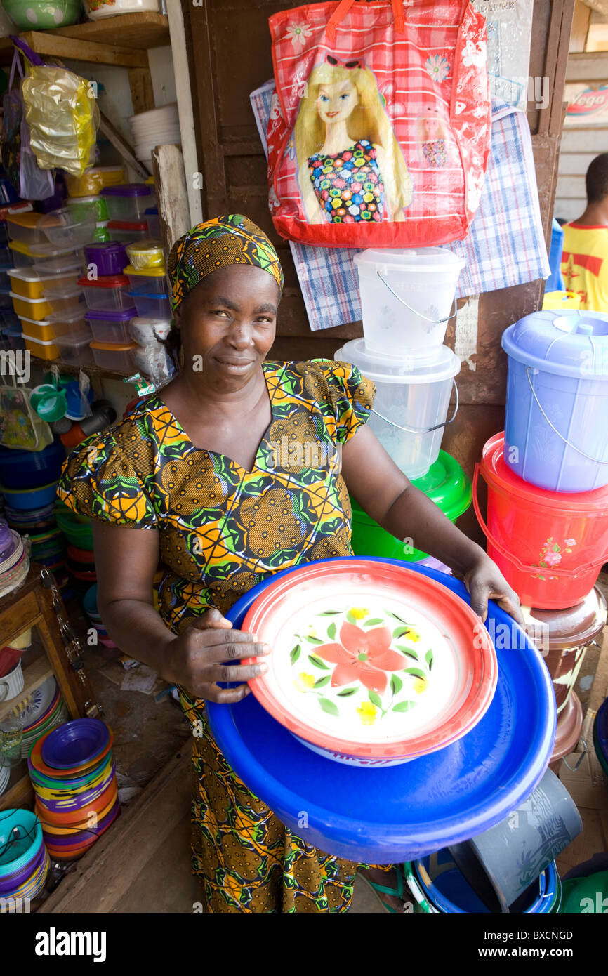 Eine Frau (Frau Yomba Moiwa) verkauft Container auf einem Markt in Freetown, Sierra Leone, Westafrika. Stockfoto