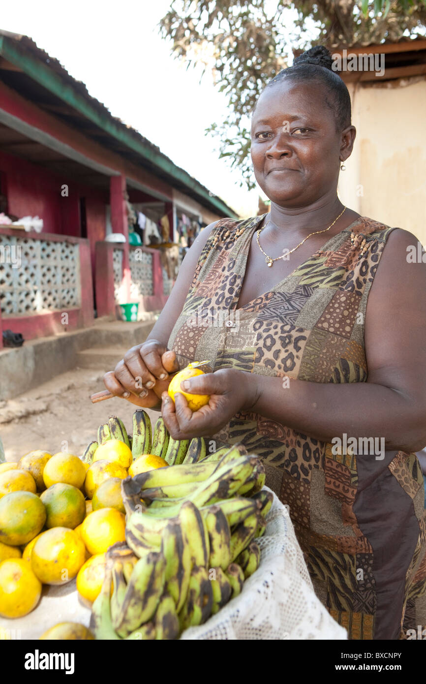 Frau Baby Mansary verkauft Obst auf den Straßen von Freetown, Sierra Leone, Westafrika. Stockfoto