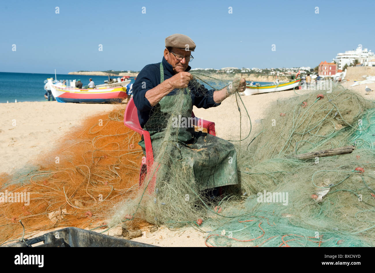 Ein Fischer am Strand, Armacao de Pera, Portugal Stockfoto