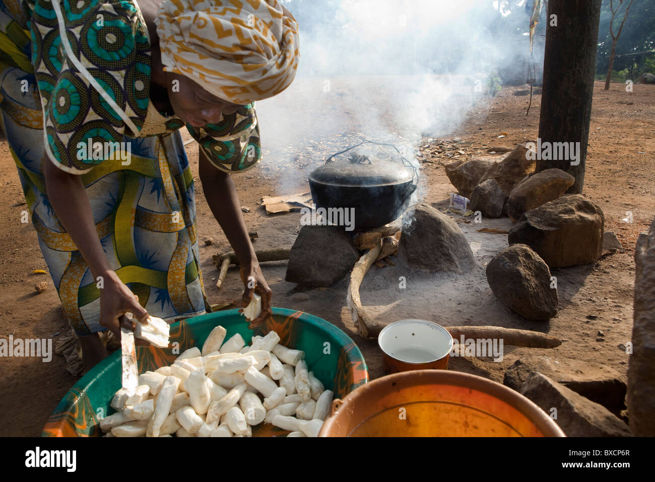 Eine Frau kocht Maniok auf den Straßen von Port Loko, Sierra Leone, Westafrika. Stockfoto