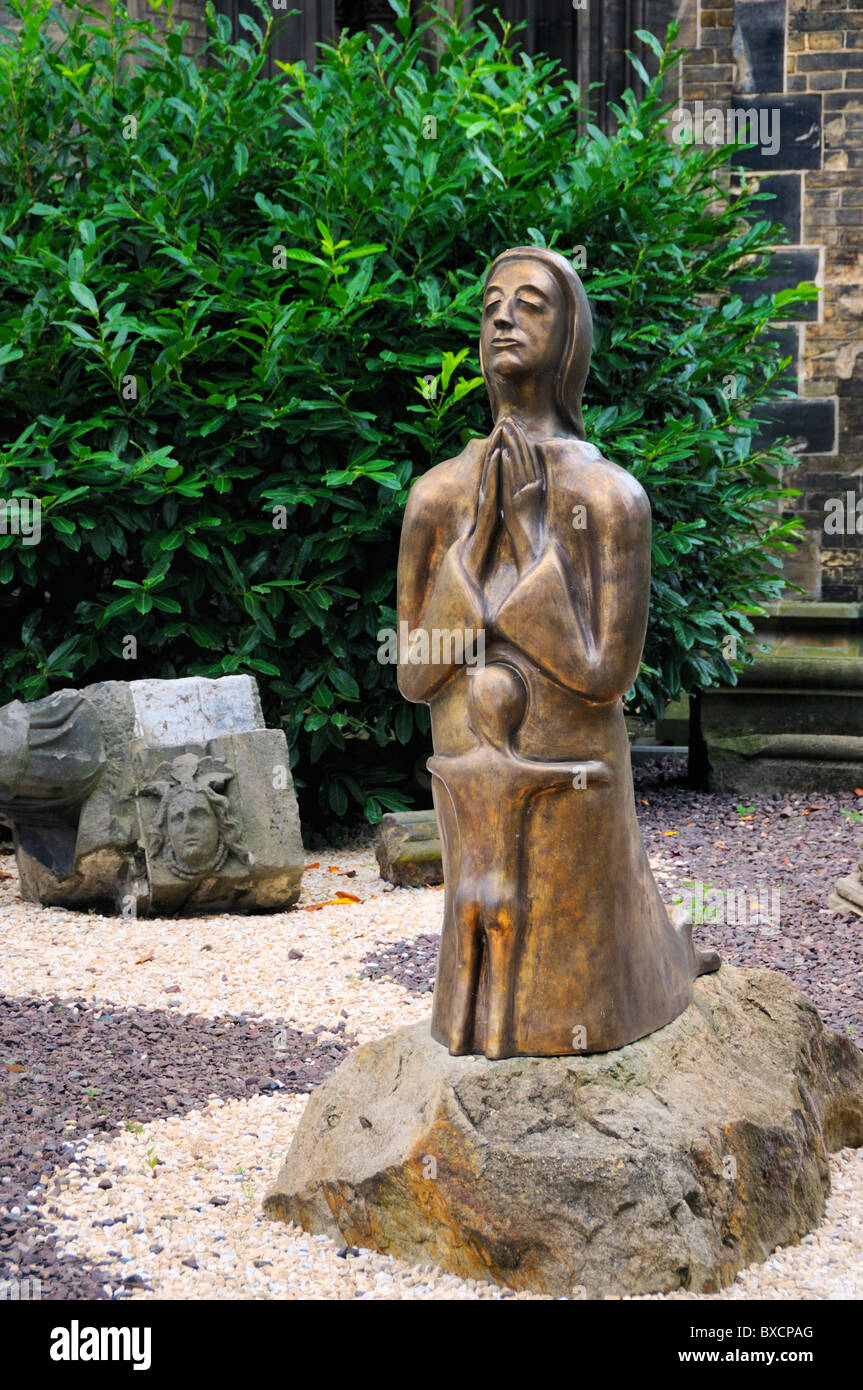 Die Bronzestatue, genannt "Friedensgebet" (Friedensgebet) in Gothic Revival der St. Nikolaus-Kirche, Hamburg, Deutschland. Stockfoto