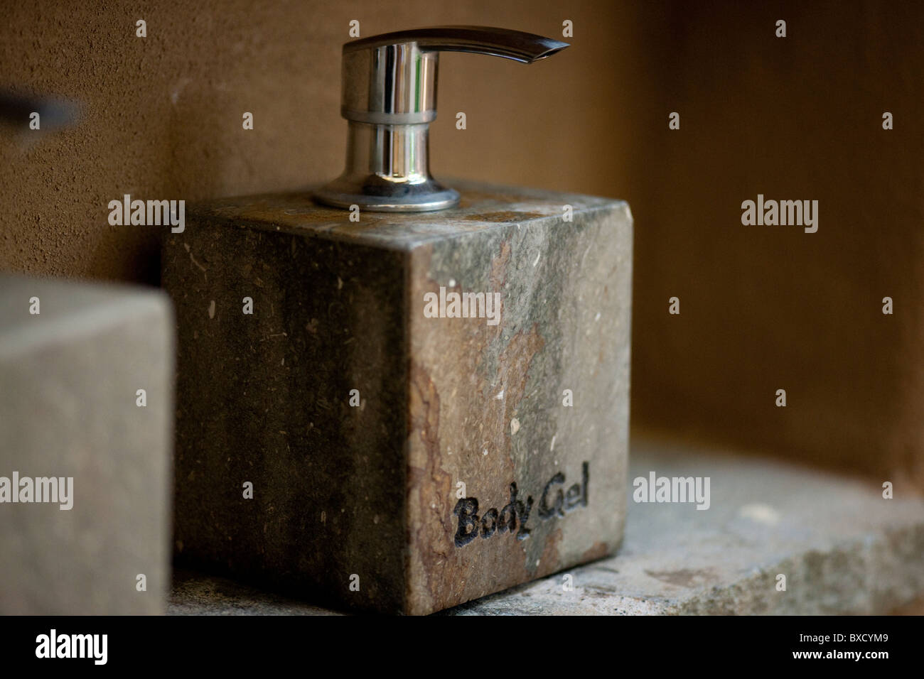 Cube Stein Bad Körper Gel Dispenser mit einer Metall-Pumpe Stockfoto