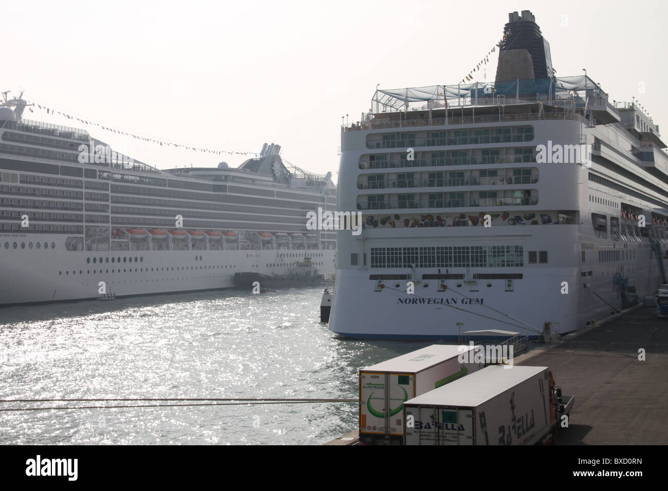 2 Kreuzfahrtschiffe in Venedig Stockfoto