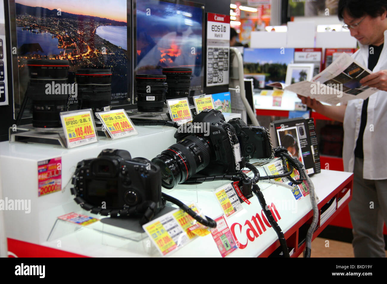 Canon Digitalkameras zu verkaufen in Bic Camera speichern in Tokyo Japan 2010 Stockfoto