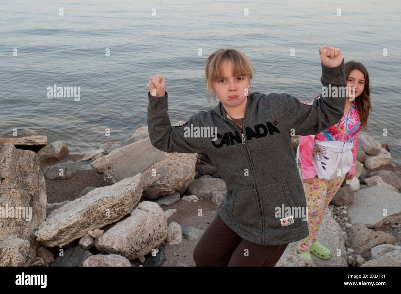 Mädchen an der Küste in Gimli, Manitoba, Kanada Stockfoto