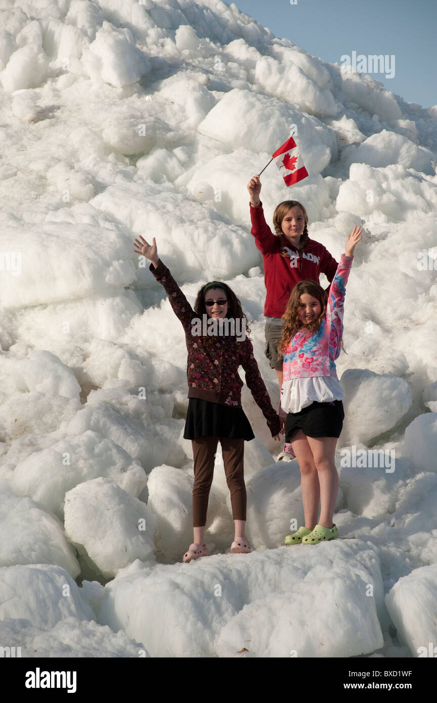 Drei Mädchen auf einer Eiswand in Gimli, Manitoba, Kanada Stockfoto
