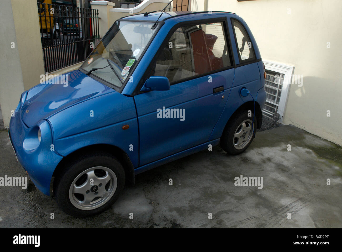 Elektrisch betriebene Auto aufladen von Batterien England UK Stockfoto