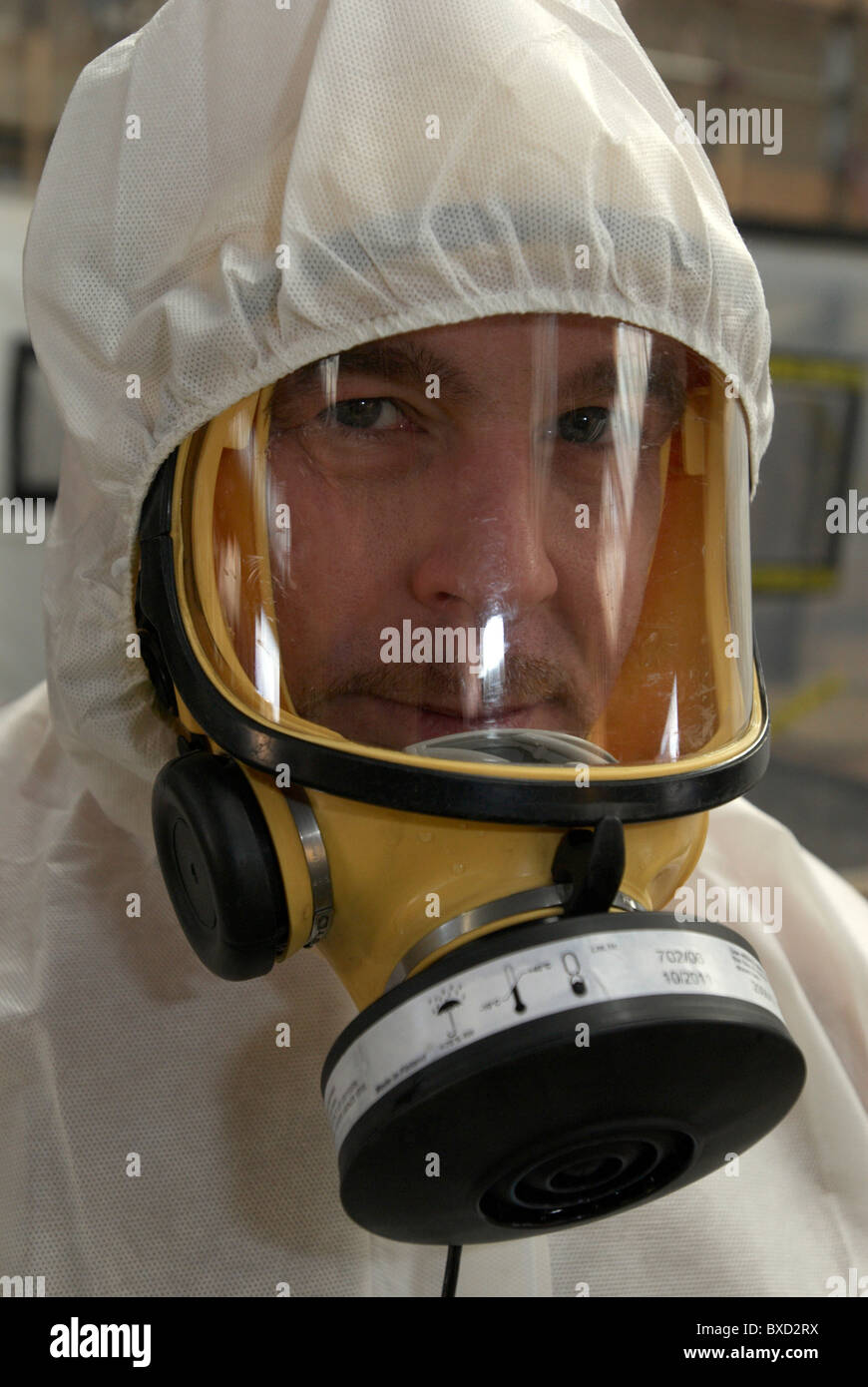 Asbestsanierung. Mann in voller Schutzkleidung Vereinigtes Königreich Stockfoto