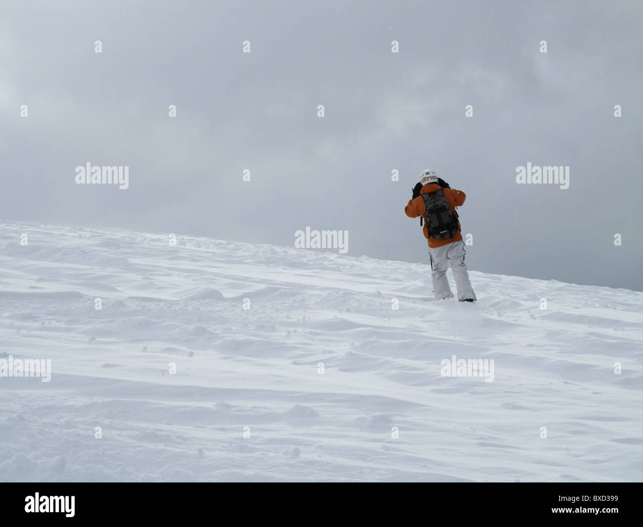 Skifahrer an einem Berghang in Vail, Colorado Stockfoto
