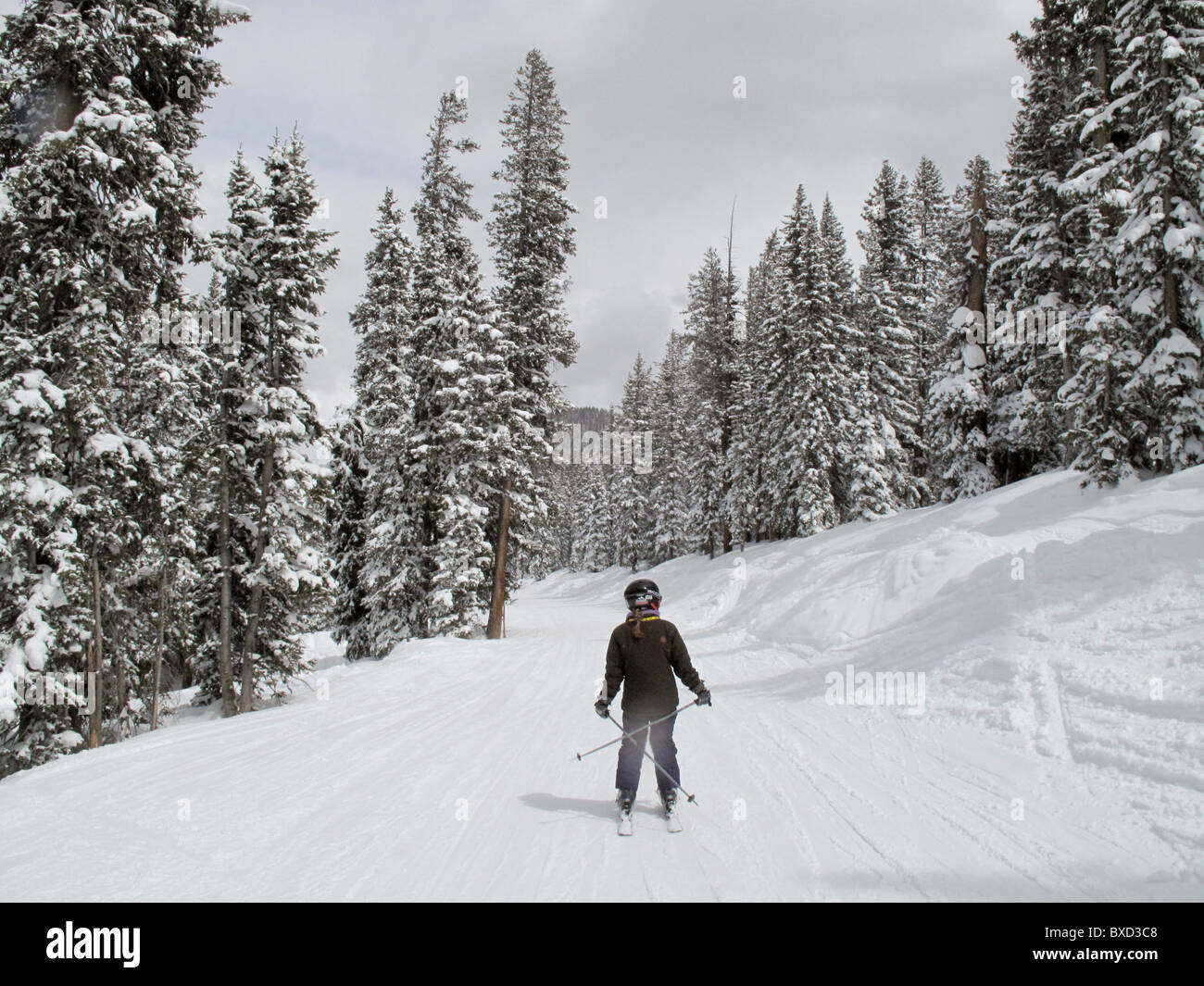 Junges Mädchen Skifahren in Vail, Colorado Stockfoto