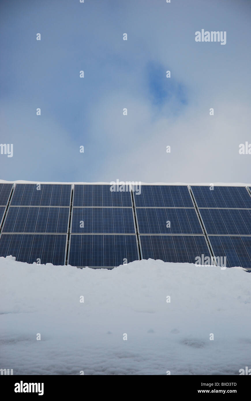 Verschneite Sonnenkollektoren Stockfoto