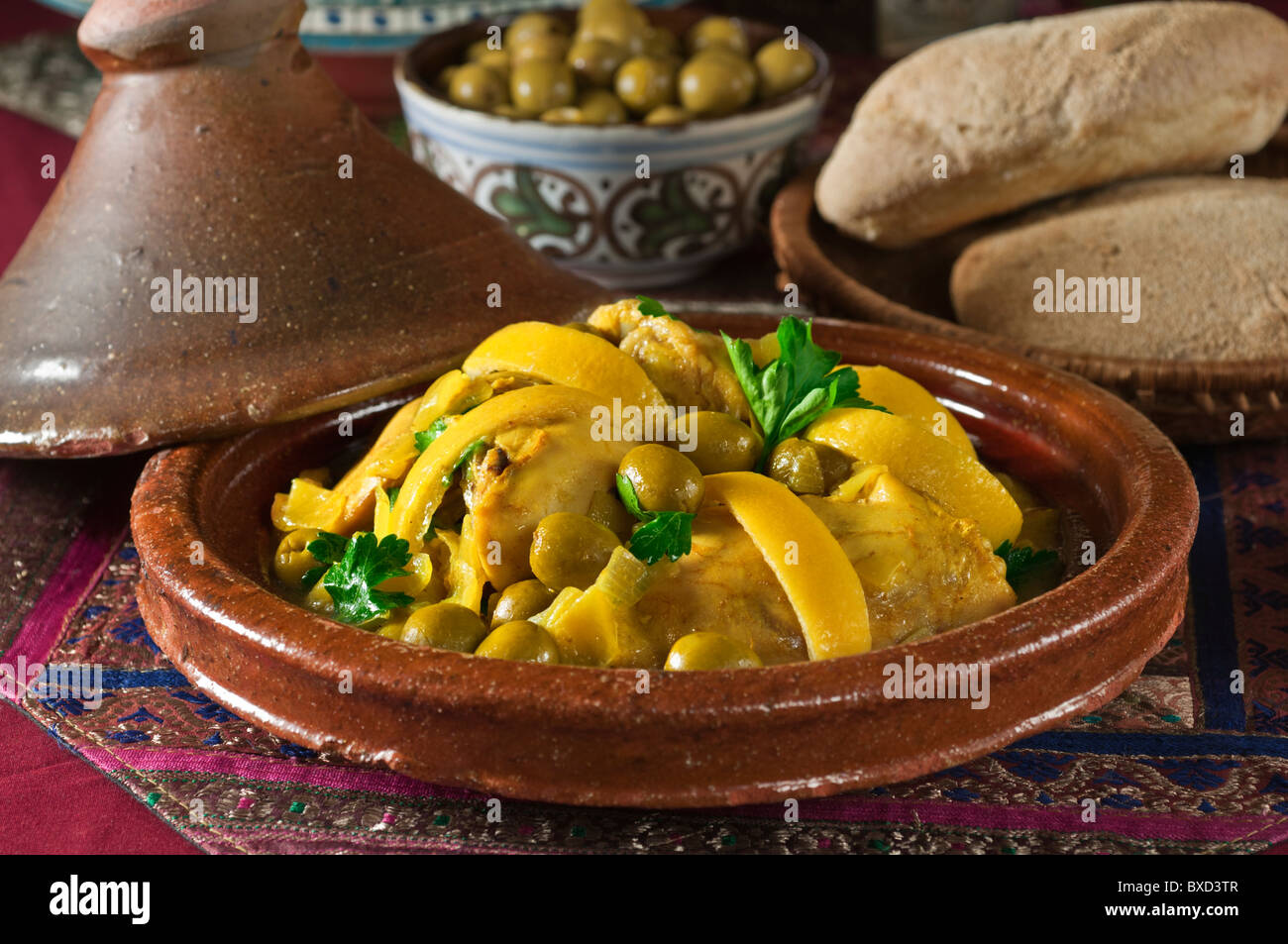 Tajine von Huhn mit grünen Oliven und Zitrone. Marokko-Essen ...