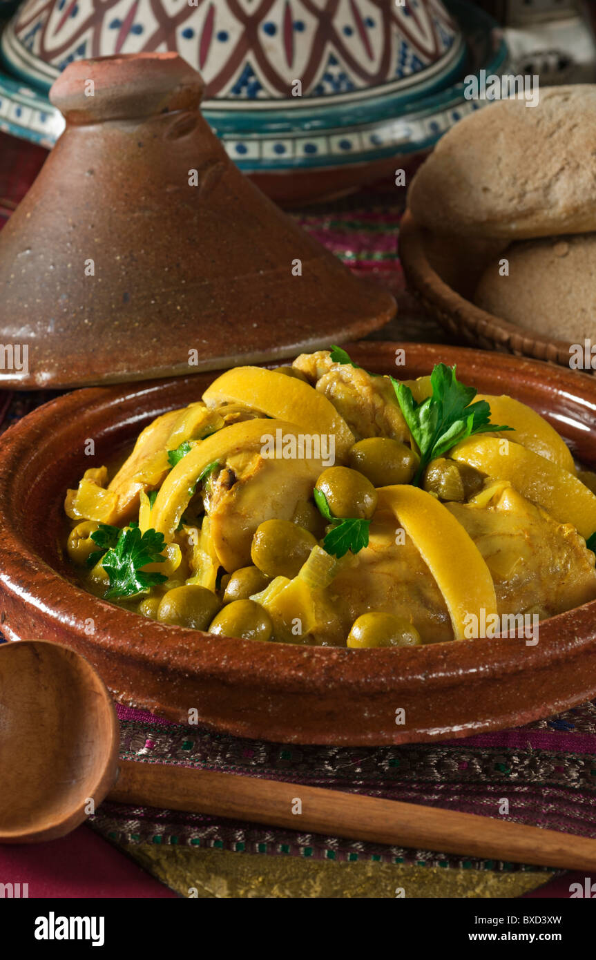 Tajine von Huhn mit grünen Oliven und Zitrone. Marokko-Essen. Stockfoto