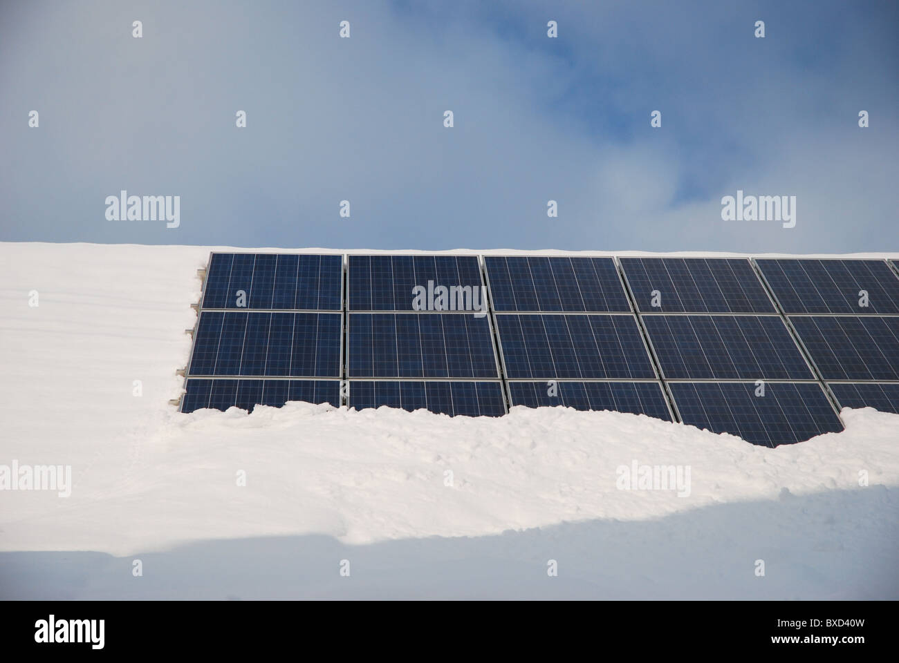 Verschneite Sonnenkollektoren Stockfoto