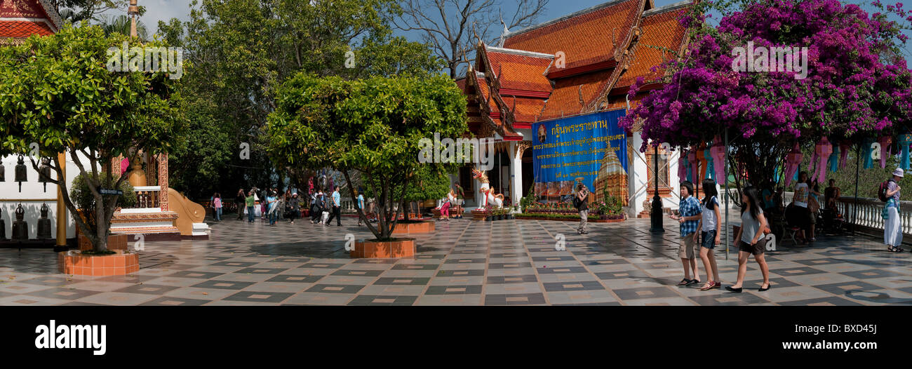 Thailand Tempel - Der Innenhof am Wat Phra That Doi Suthep in Chiang Mai in Thailand Südostasien. Stockfoto