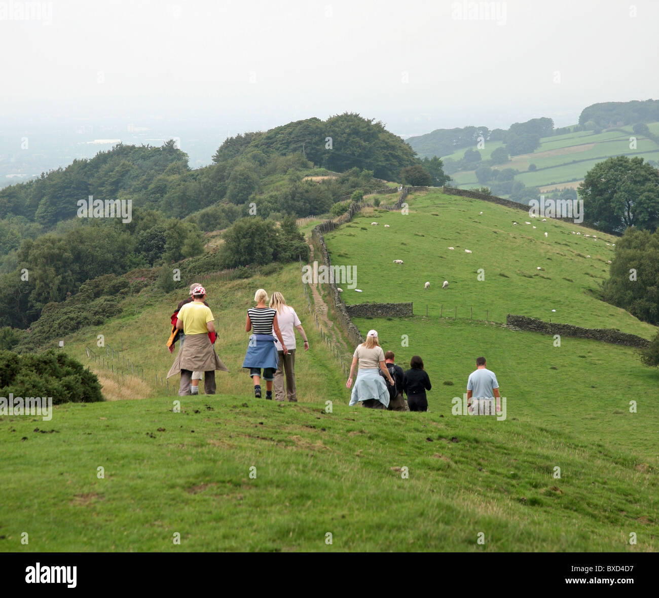 Eine Gruppe von Wanderern auf den Sattel Kerridge, zu Fuß in Richtung Kerridge Hill, in der Nähe von Rainow, Cheshire, England, UK Stockfoto