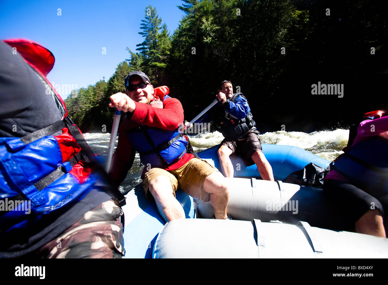 Eine Gruppe von Erwachsenen Wildwasser-rafting in Maine. Stockfoto