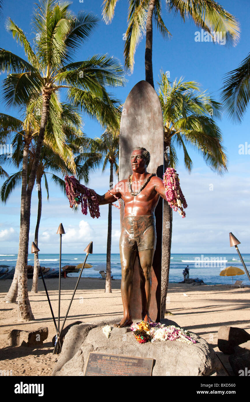 Die Statue von Duke Kohanamoku am Waikii Strand. Stockfoto