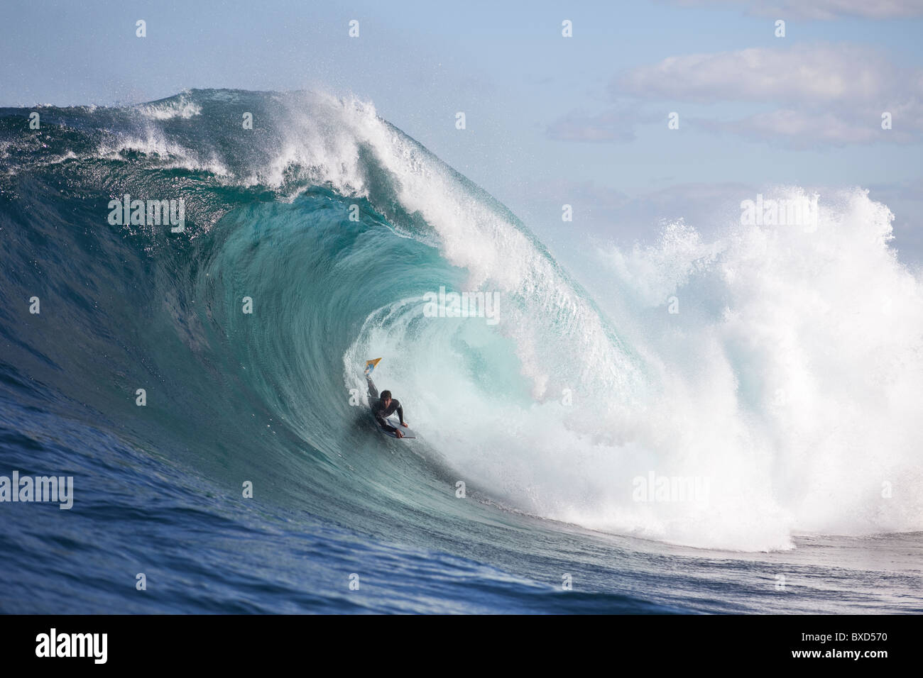 Ein Surfer Bodyboarden eine gefährliche Welle Shipstern Bluff in Tasmanien. Stockfoto