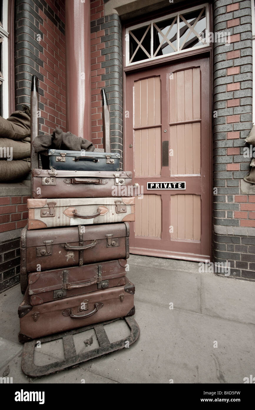 Alte Koffer auf Plattform Stockfoto