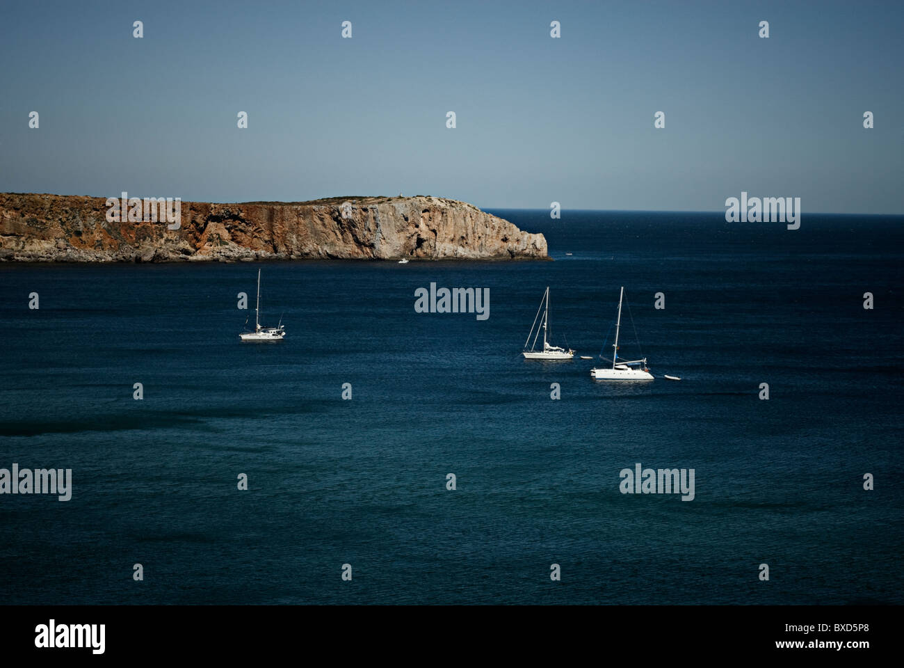 Landschaft der drei Yachten an Sagres, portugal Stockfoto