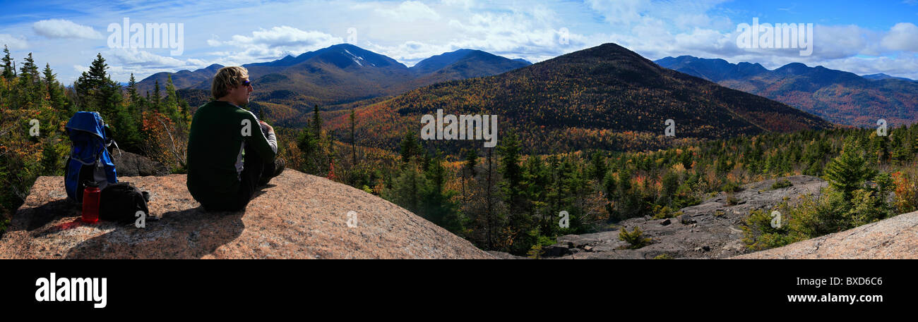 Wanderer genießen Aussicht vom Round Mt von Adirondack High Peaks, New York State Stockfoto