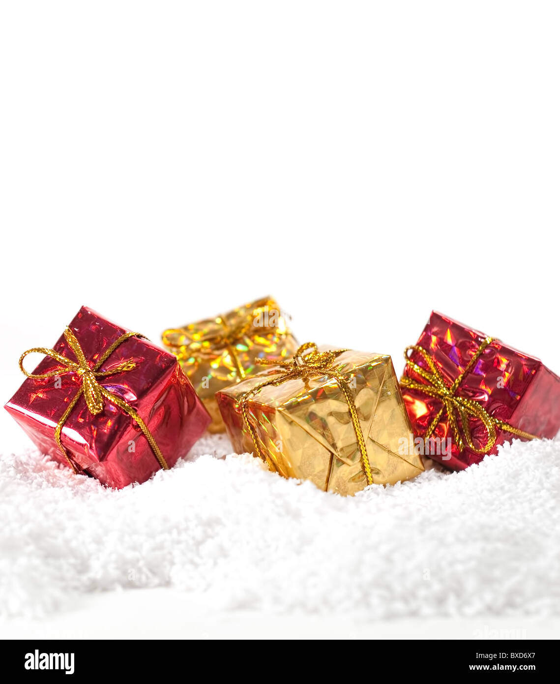 Weihnachtsgeschenke und Schnee Hintergrund Stockfoto