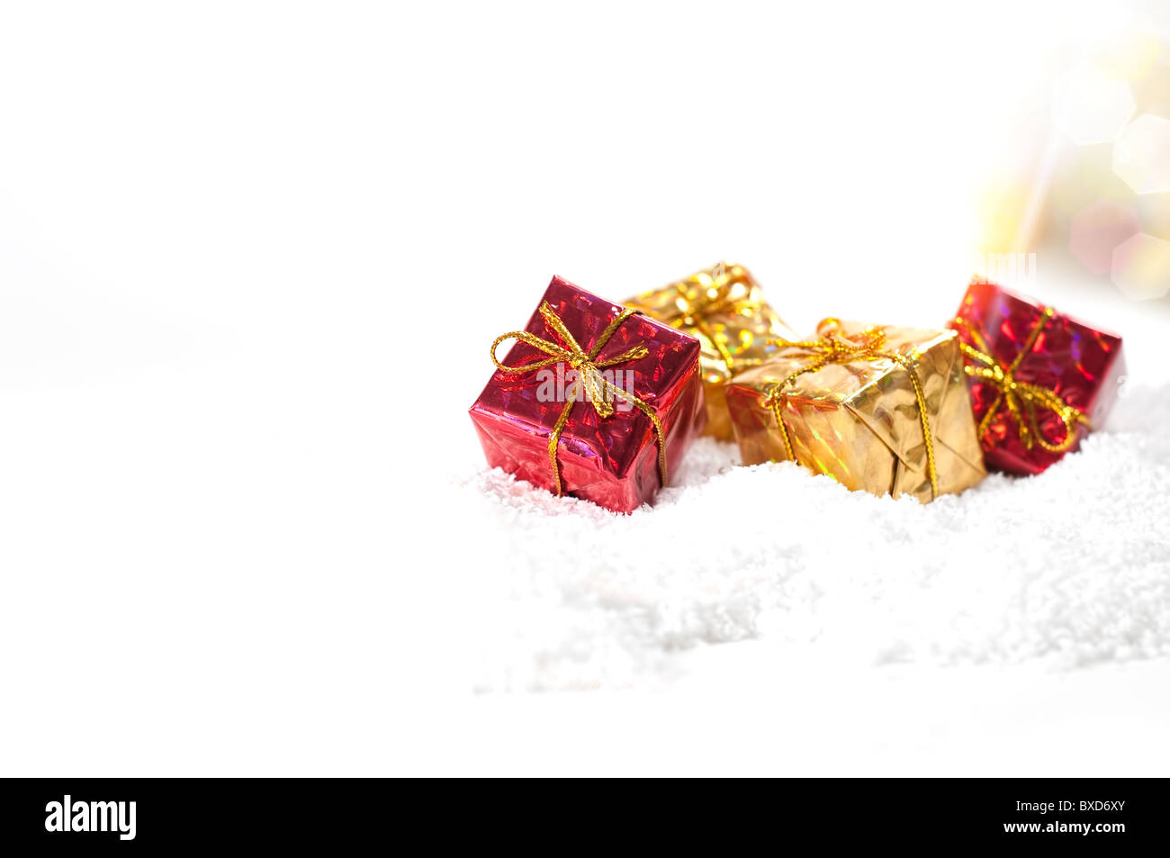 Weihnachtsgeschenke und Schnee Hintergrund Stockfoto