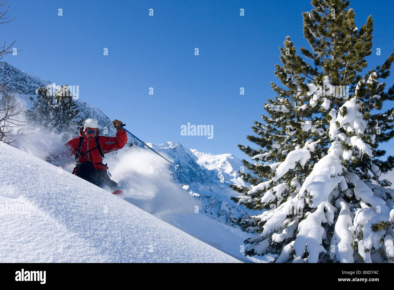 Ein Mann Skifahren etwas Neuschnee an einem sonnigen Tag in Chamonix, Frankreich. Stockfoto