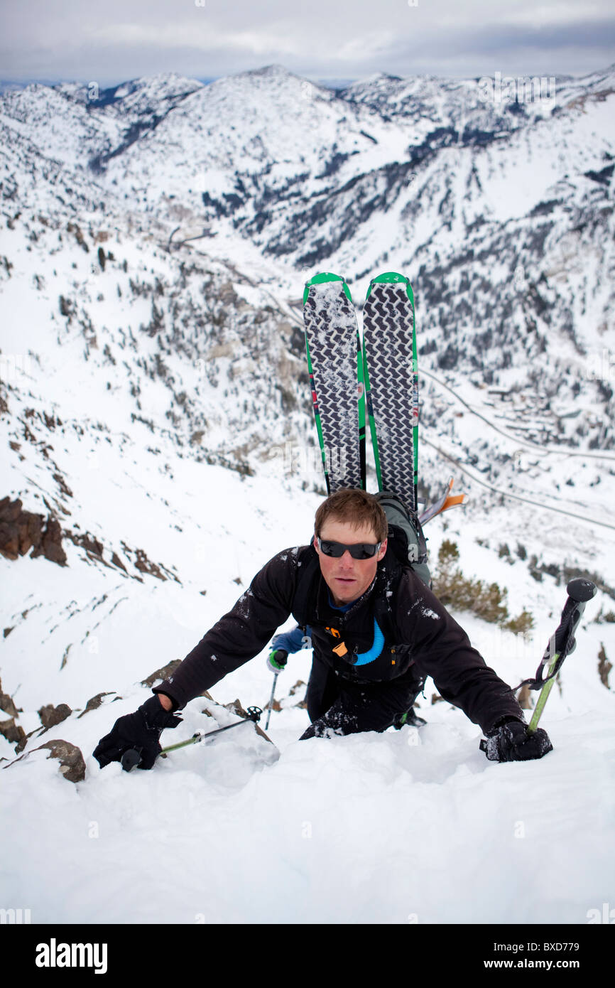 Ein Mann macht seinen Weg auf dem Grat des Mt. Superior, Utah Stockfoto
