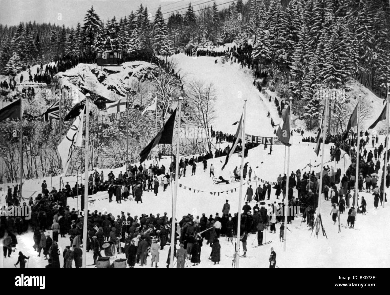 Sport, Olympische Spiele, Garmisch-Partenkirchen 6.- 16.2.1936, Ski, Abfahrt, Ziel Kreuzecktal, 7.2.1936, 1930er, 30er, 20. Jahrhundert, historisch, historisch, 4. Olympische Winterspiele, Deutschland, Bayern, Schnee, Alpen, Berge, Deutsches Reich, Drittes Reich, Publikum, Skifahren, Personen, Zusatzrechte-Clearences-nicht vorhanden Stockfoto