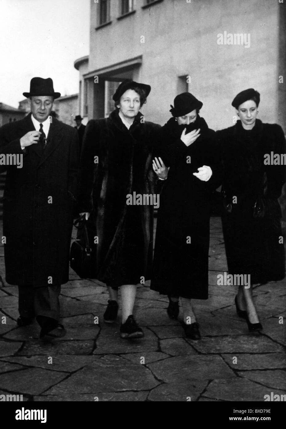 Mannerheim, Carl Gustav Emill, 4.6.1867 - 27.1.1951, finnischer Marschall und Politiker, seine Tochter Sophie, Oberstleutnant Lindemann und andere vor dem Krankenhaus, Lausanne, 1951, Stockfoto