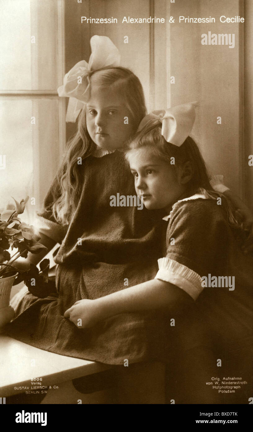 Alexandrine Irene, 7.4.15 - 2.10.1980, Prinzessin von Preßburg, mit ihrer Schwester Cecilie Victoria, Postkarte, ca. 1924, Stockfoto