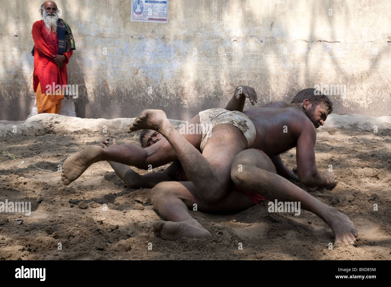 Zwei Männer üben indischen abzuringen in Kolkata, Indien. Stockfoto