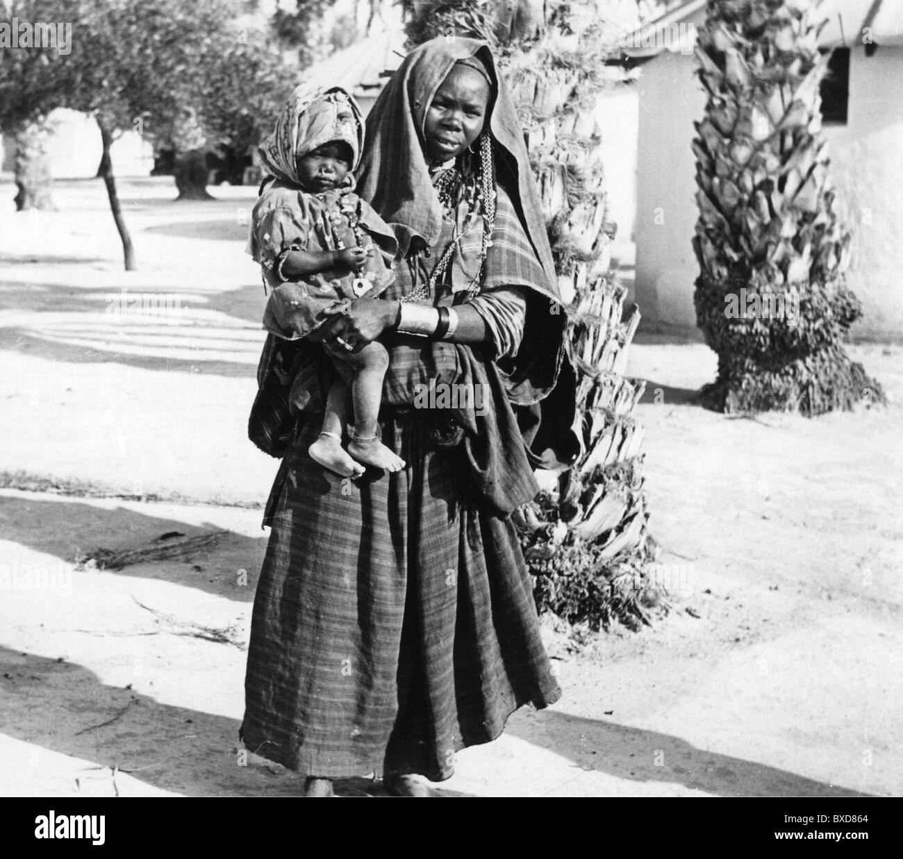 Personen, Ethnologie, Frau mit Kind, Libyen, um 1950, Zusatzrechte-Clearences-nicht vorhanden Stockfoto