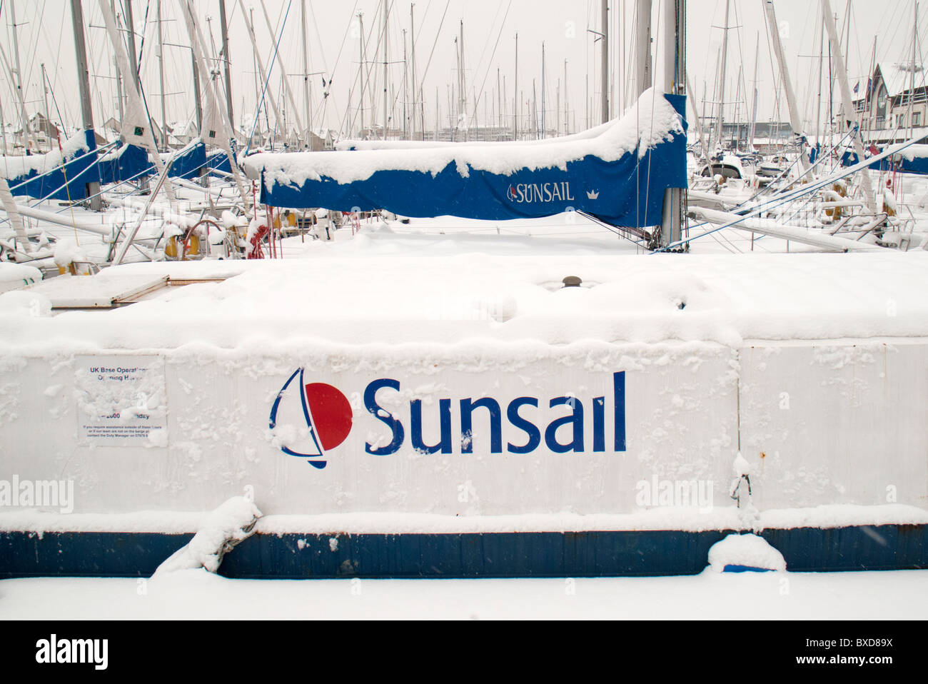 Sunsail Yachten schneebedeckt in Port Solent Marina Stockfoto