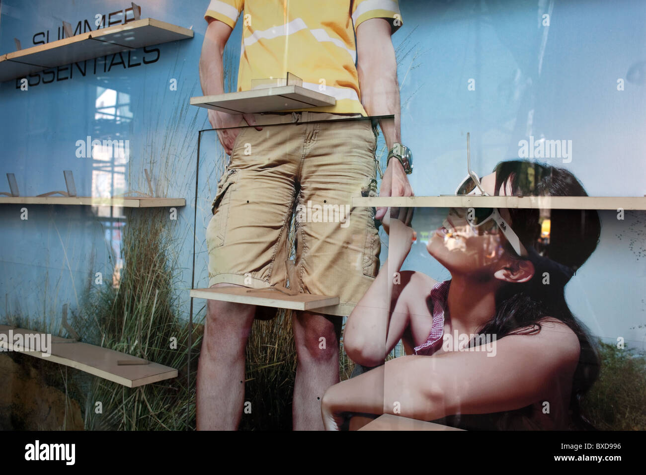 Ein Schaufenster mit leeren Regalen in Connaught Place, Delhi, Indien Stockfoto