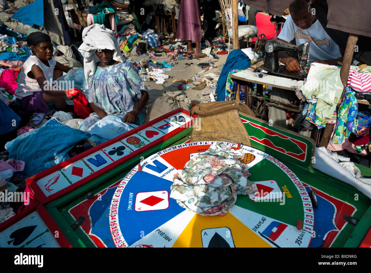 Haitianische Frauen verkaufen Kleidung in der La Saline, Port-au-Prince, Haiti. Stockfoto